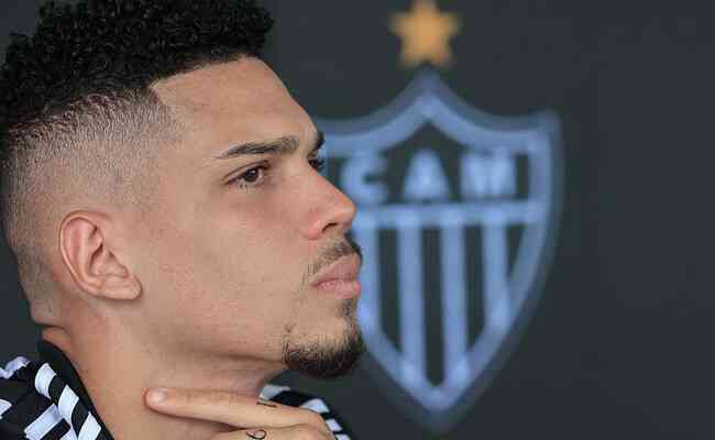Atlético-MG confirma Paulinho fora do clássico por problema de contrato