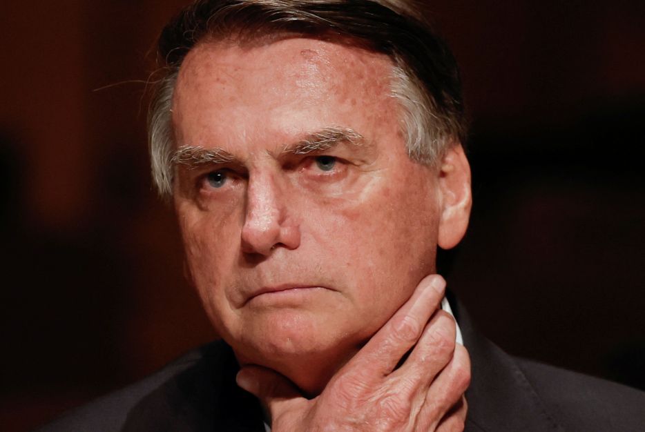 Bolsonaro tem alta após passar mal e confirma participação em ato na Paulista
