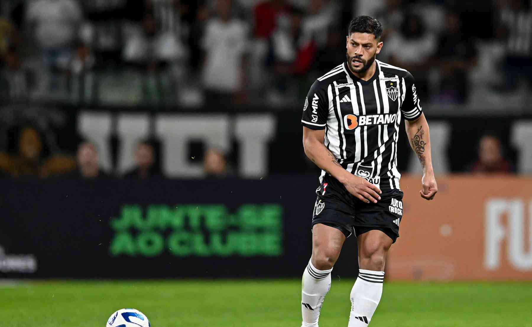 Hulk desabafa contra arbitragem e cartão recebido no clássico: 'É f…'