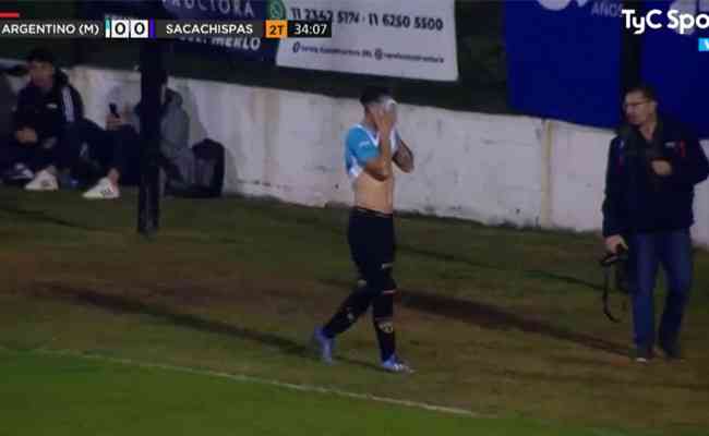 Jogador é expulso por motivo inusitado em campeonato na Argentina
