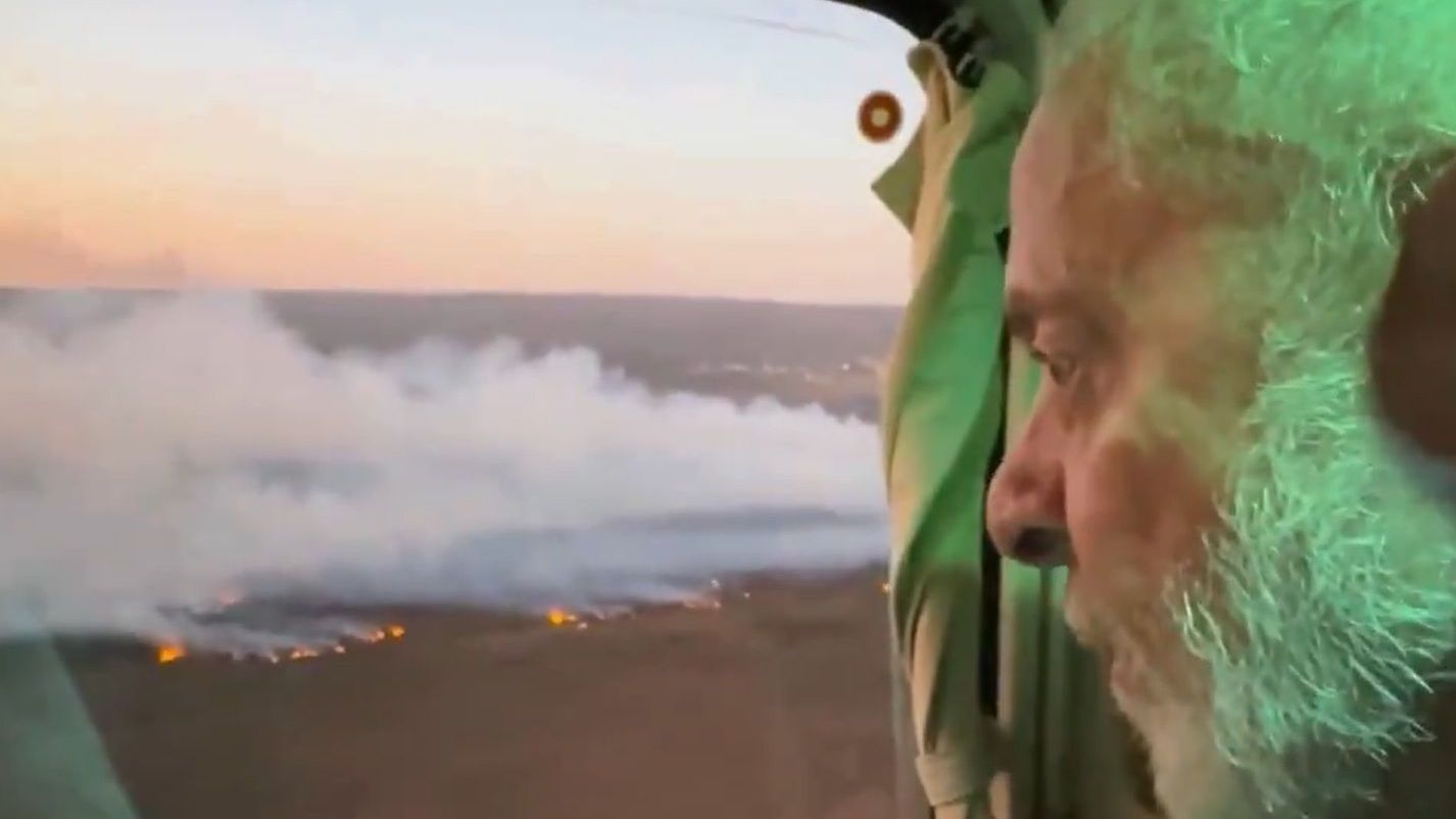 Lula sobrevoa Parque Nacional de Brasília após incêndio que já atingiu 1,2 mil hectares