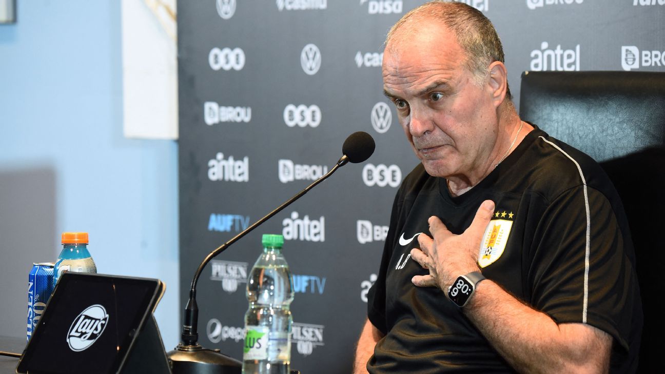 Jogador do Athletico-PR escancara crise com Bielsa no Uruguai