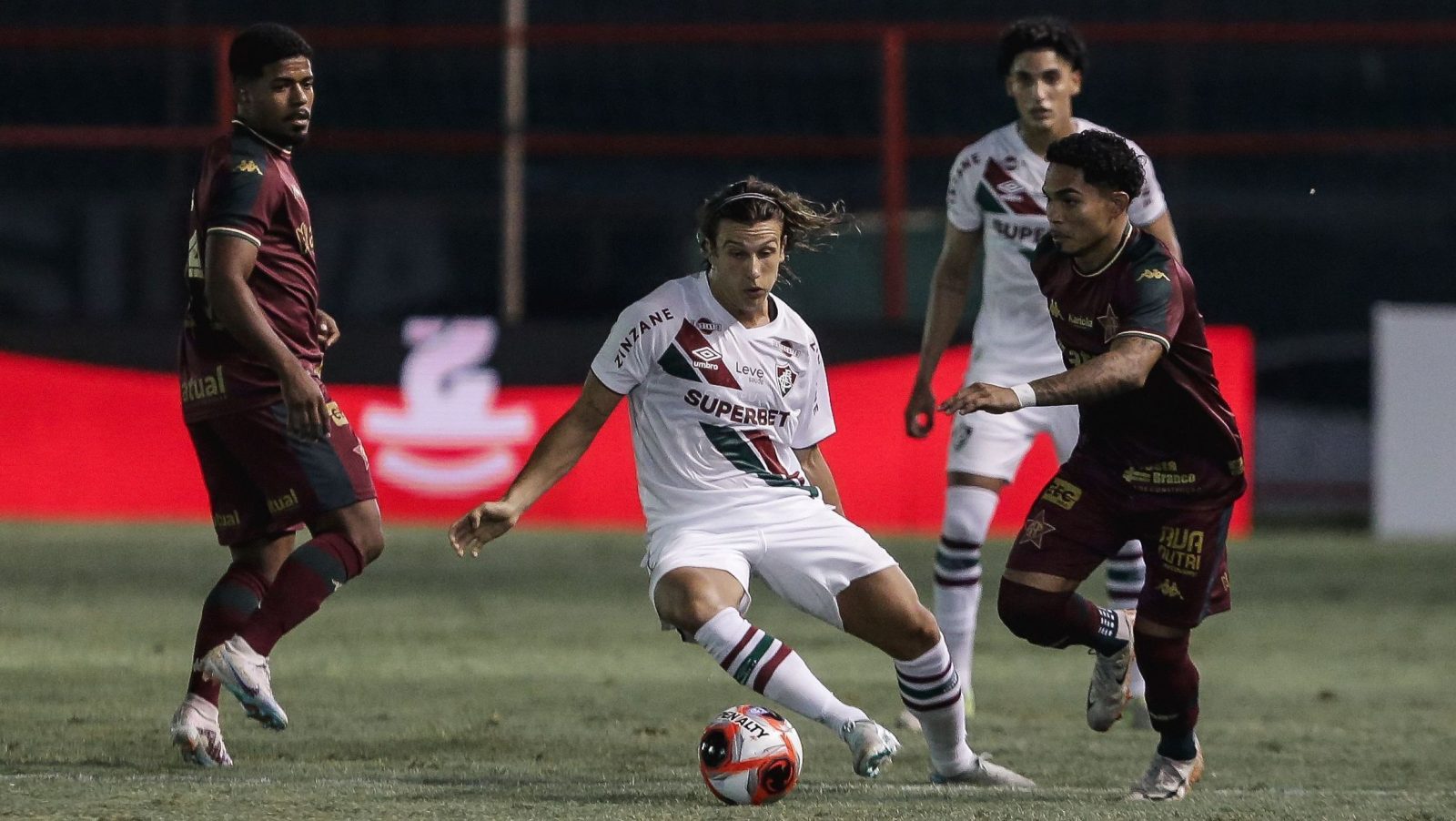 Ataque brilha, e “reforçado“ Fluminense bate Portuguesa-RJ no Carioca