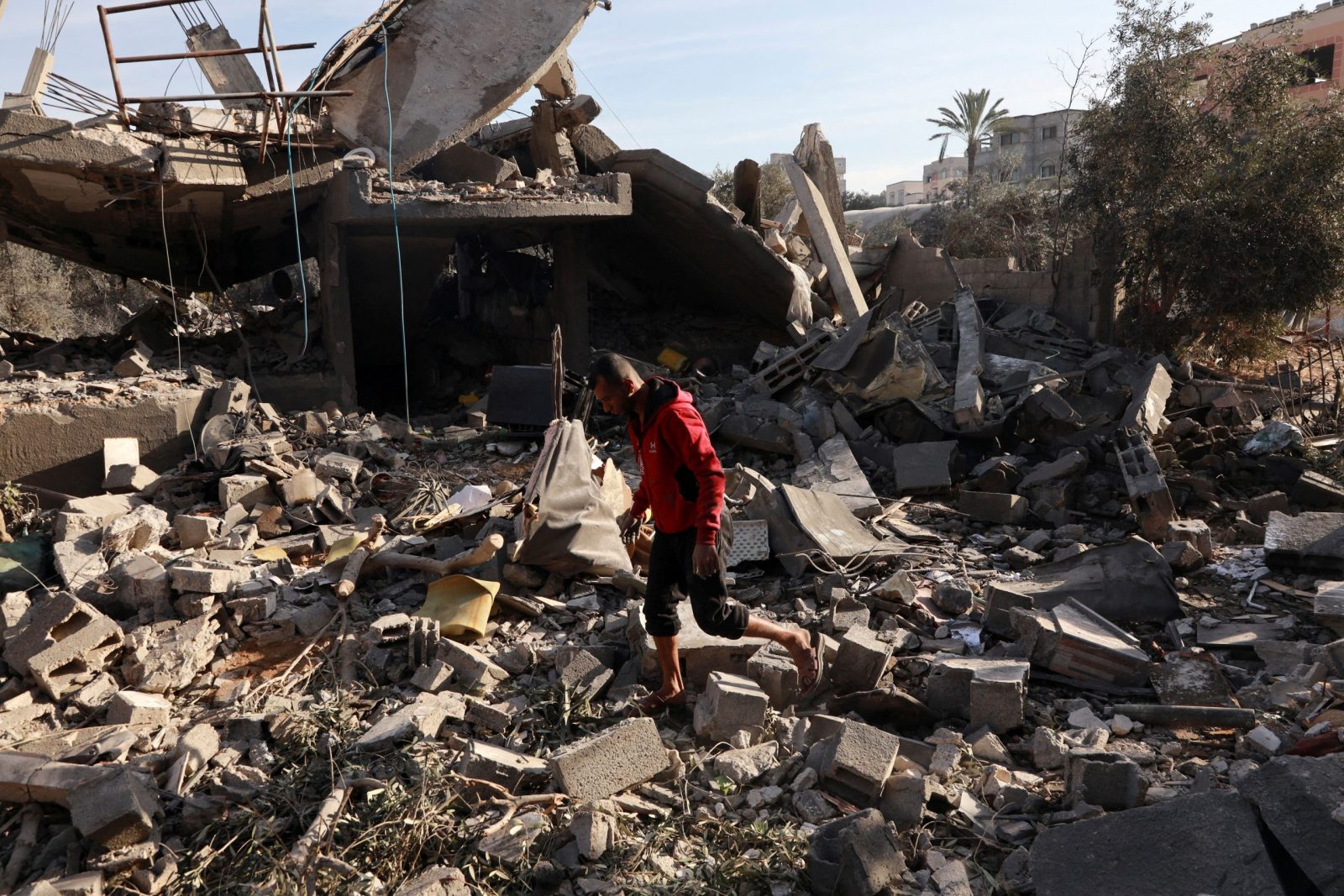 Ataques de Israel matam dezenas em Gaza em meio a negociações, dizem médicos