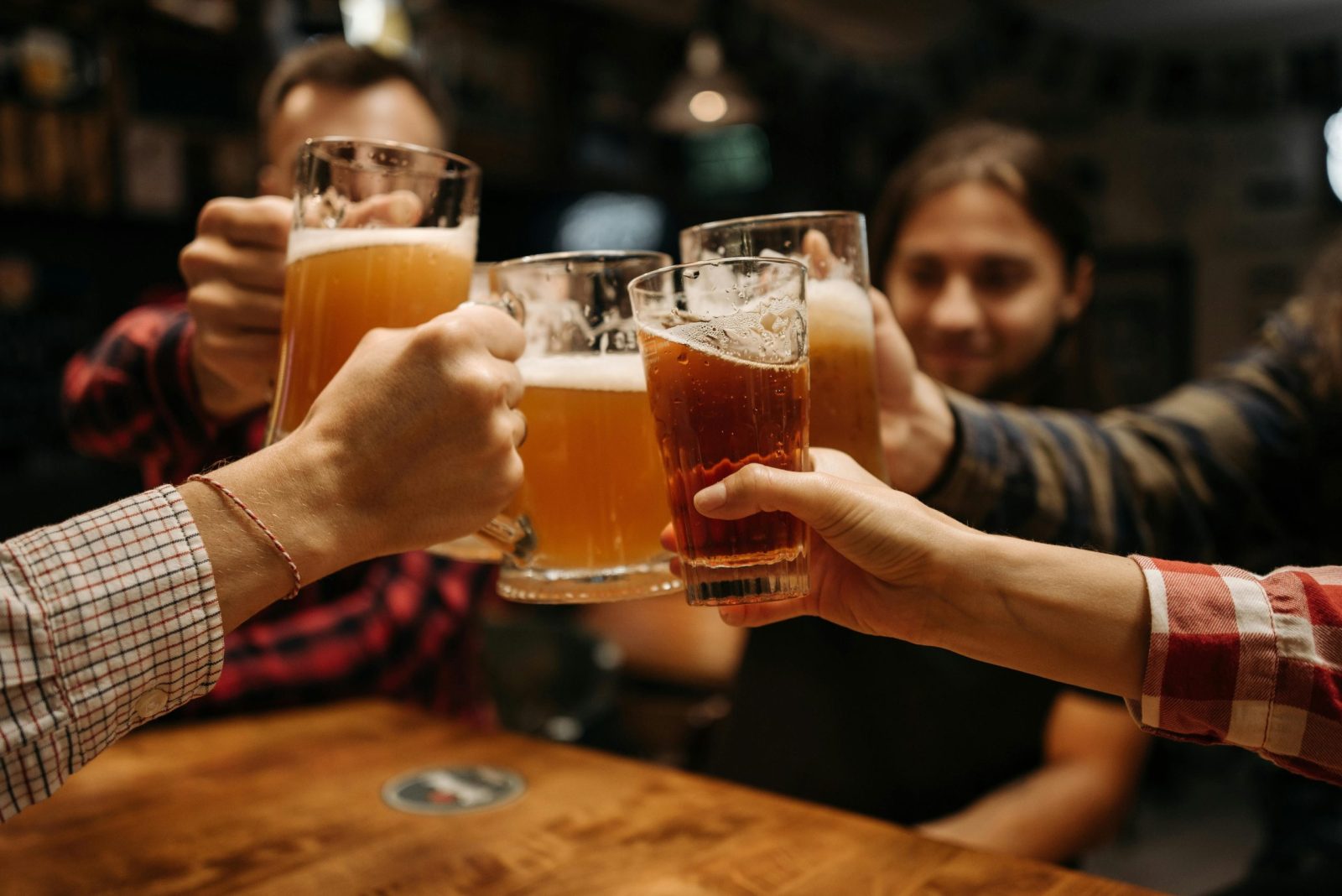 Beber álcool faz mal? Diretrizes alimentares pesam riscos e benefícios