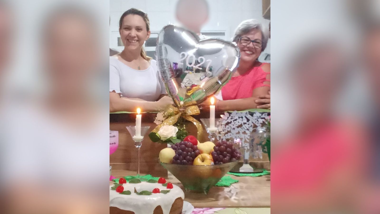 Bolo envenenado: foto antiga mostra “doce igual“ e suspeita do crime sorrindo com sogra
