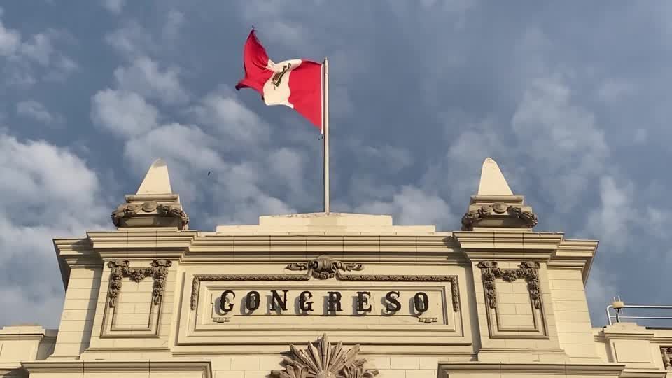 Congresso do Peru proíbe uso de minissaias por funcionárias