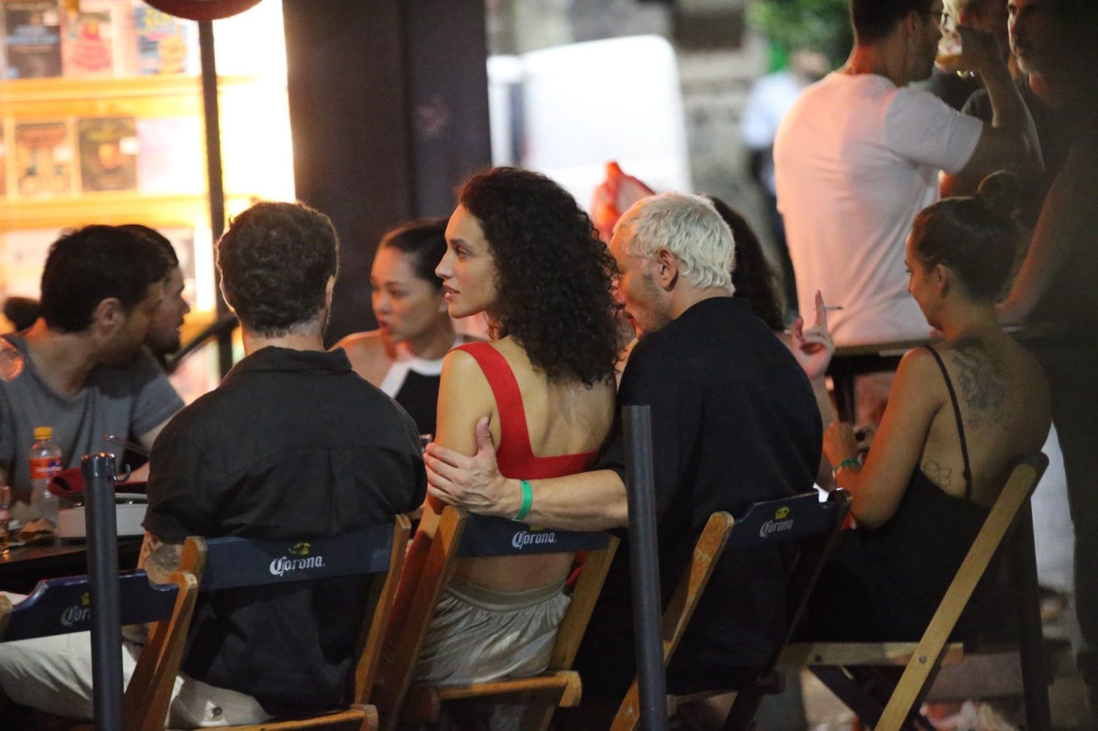 Débora Nascimento e Allan Souza Lima são flagrados em bar no Rio; veja