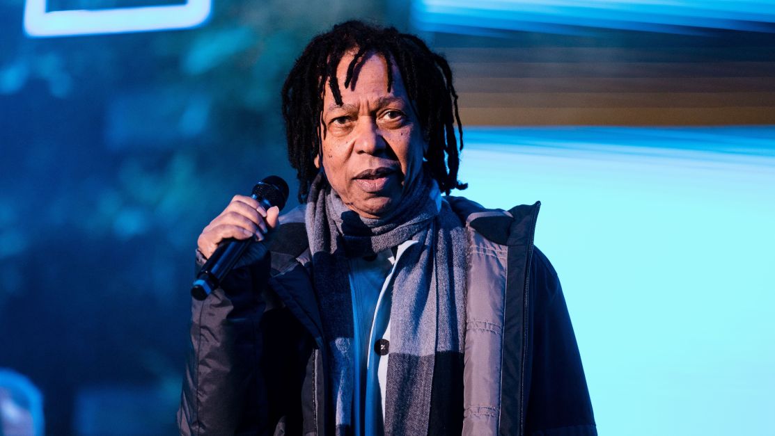 Djavan brinca sobre calor: “Não tem mais um bom lugar para ler um livro“