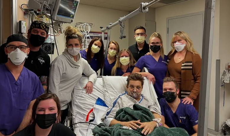 Dois anos após acidente, Jeremy Renner celebra “renascimento“ no 1º dia de 2025