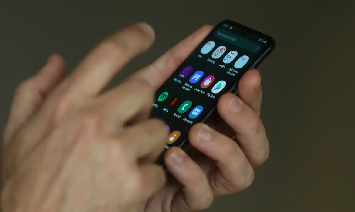 Entenda como redes de ensino que proíbem celulares aplicam as regras