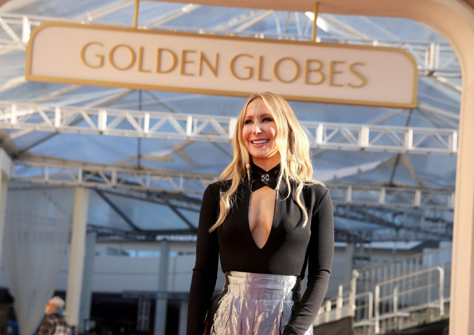Globo de Ouro 2025: quem é Nikki Glaser, 1ª mulher a apresentar prêmio sozinha?