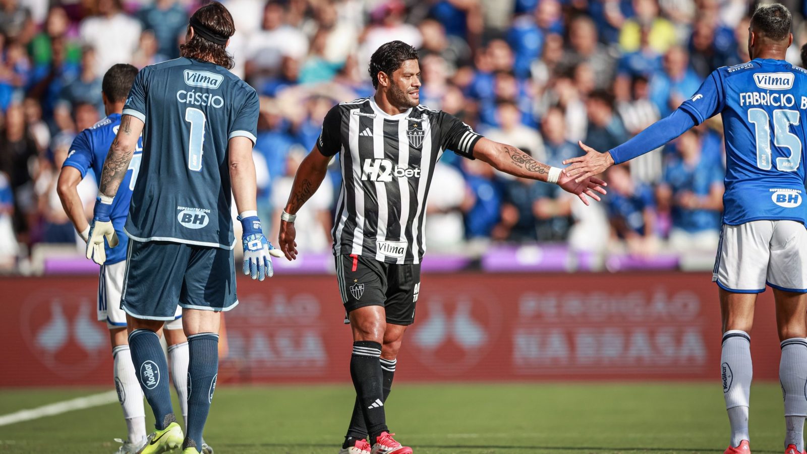 Hulk responde provocação da torcida do Cruzeiro com “beijinho“; veja
