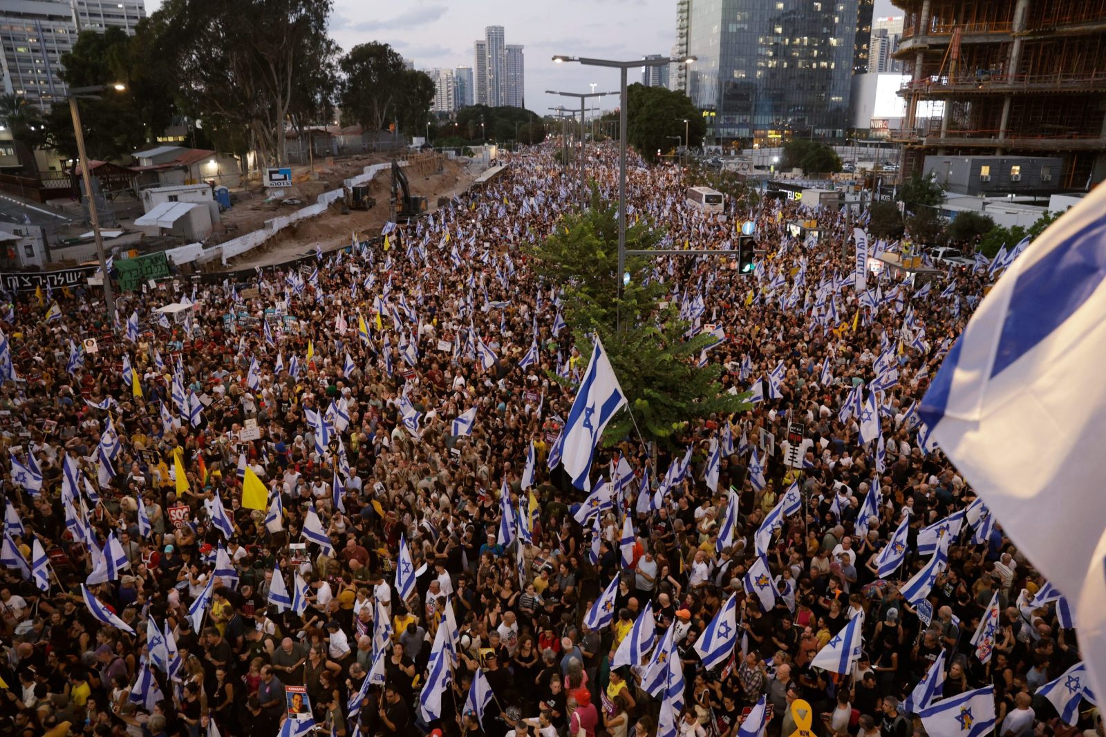 Israelenses comemoram em Tel Aviv após libertação de reféns à Cruz Vermelha