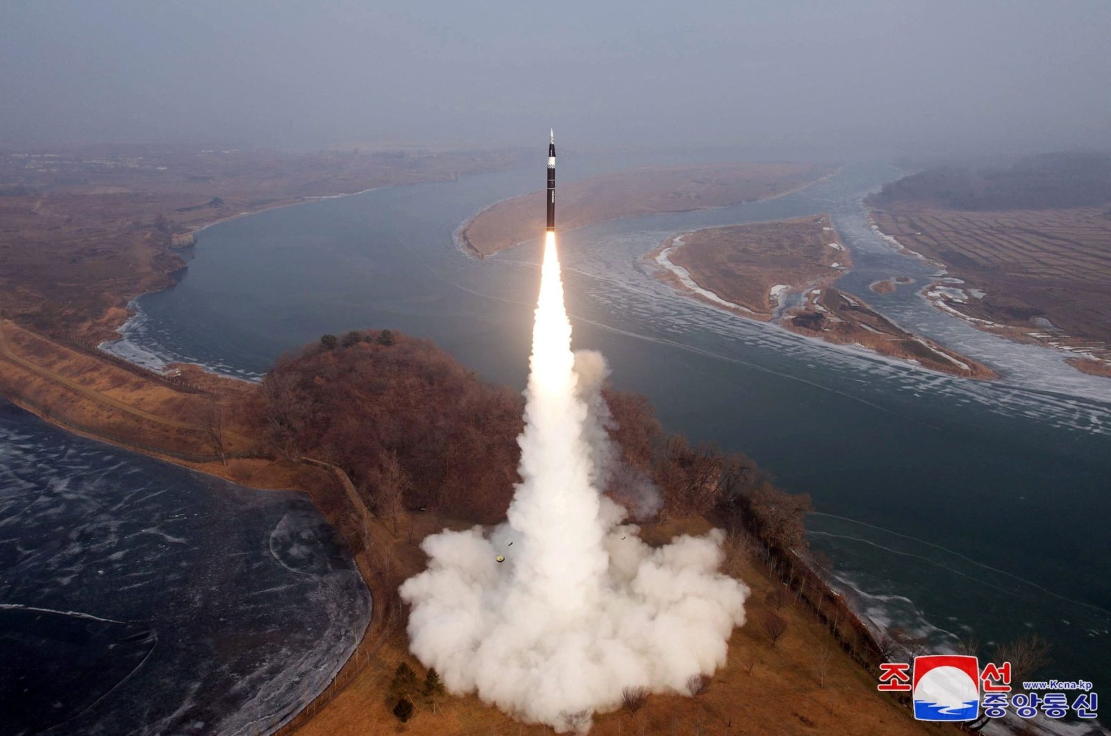 Líder da Coreia do Norte supervisiona teste de novo míssil hipersônico
