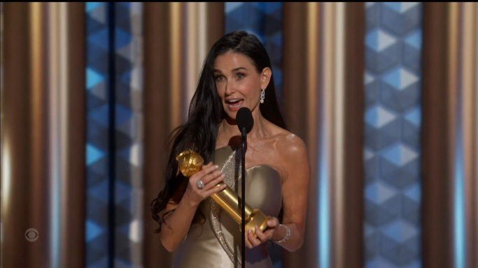 No Globo de Ouro 2025, Demi Moore emociona com discurso: “1º da minha carreira“
