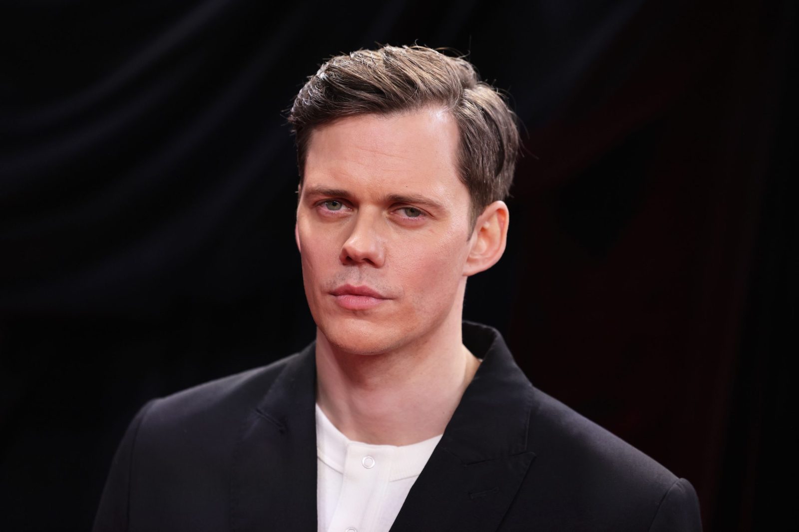 “Nunca fiquei tão assustado“, diz Bill Skarsgård sobre papel em “Nosferatu“