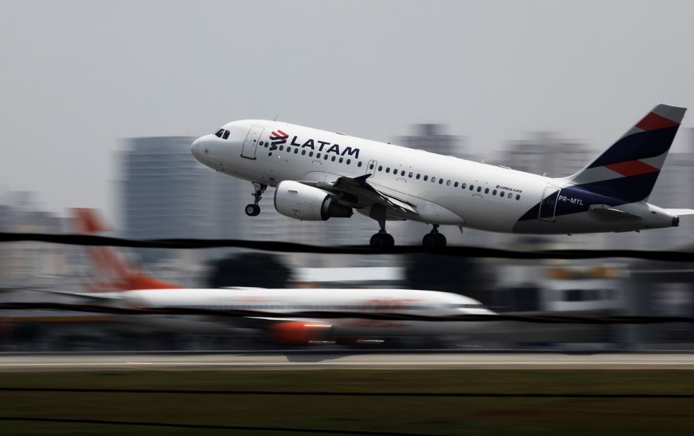 Passageiro morre ao cair de escada de avião durante desembarque