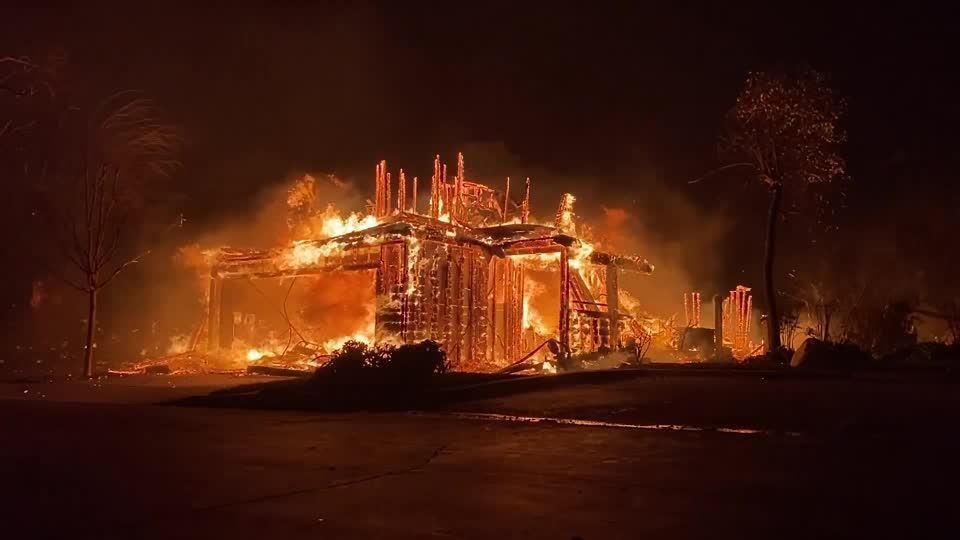 Polícia de Los Angeles prende quase 50 pessoas durante incêndios