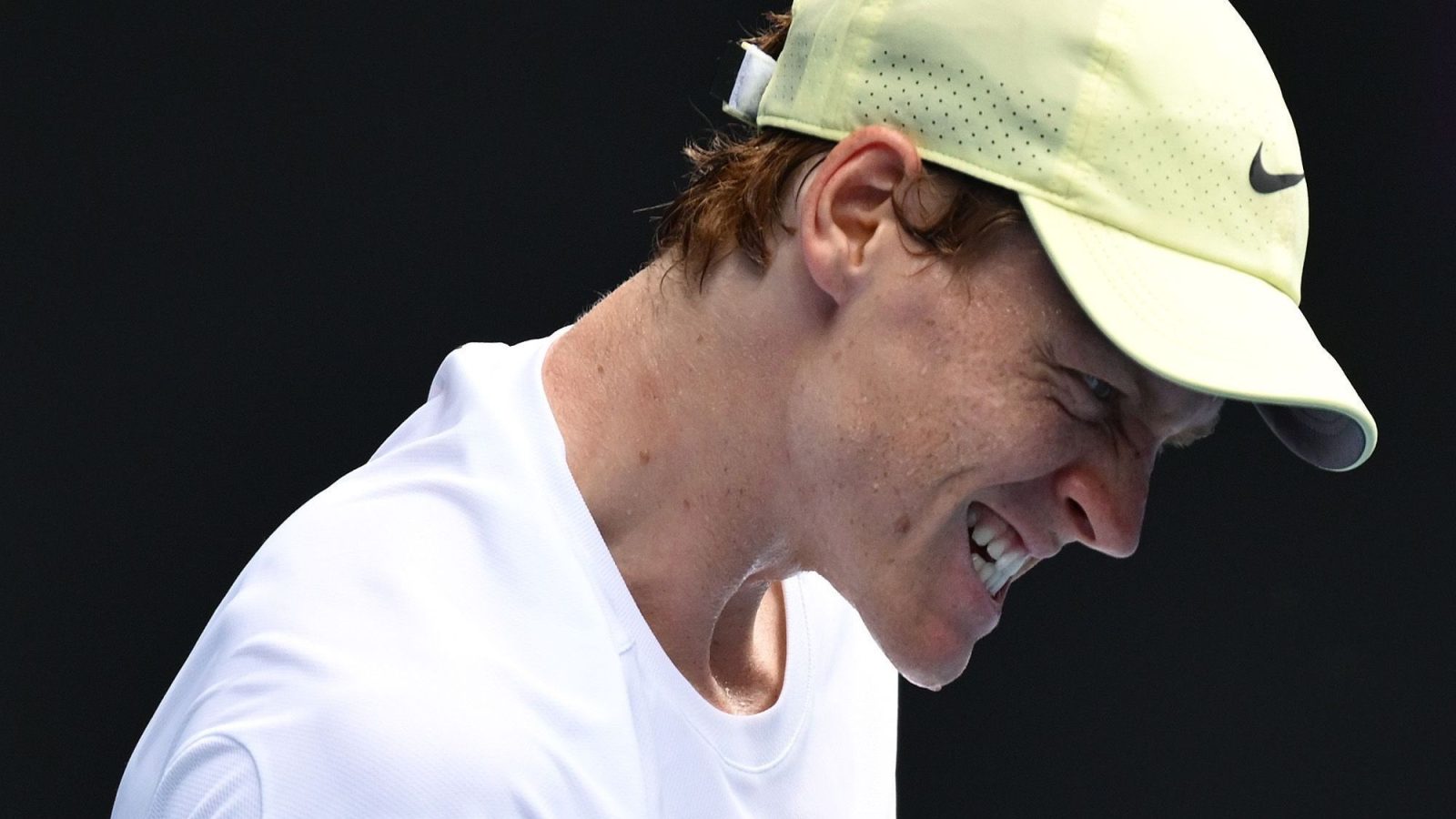 Sinner passa mal em quadra, mas vence e vai às quartas do Australian Open