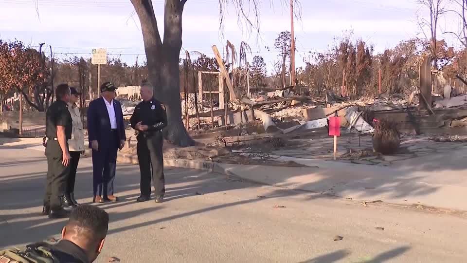 Trump visita Califórnia para ver danos causados ​​por incêndios florestais