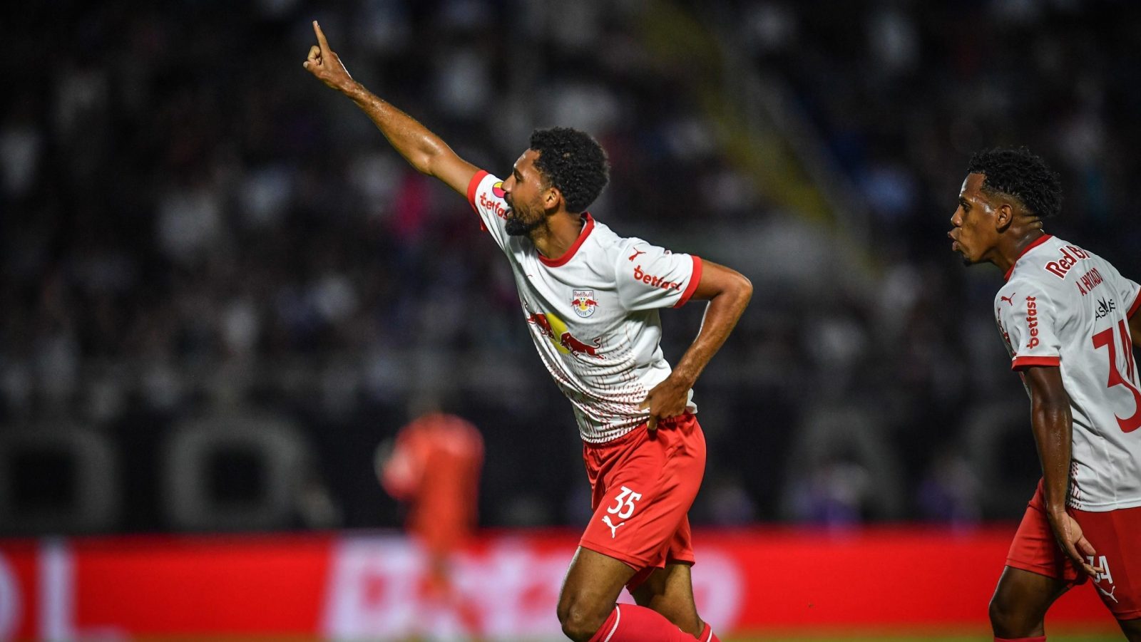 Com um a menos, Red Bull Bragantino vence o São Paulo pelo Paulistão