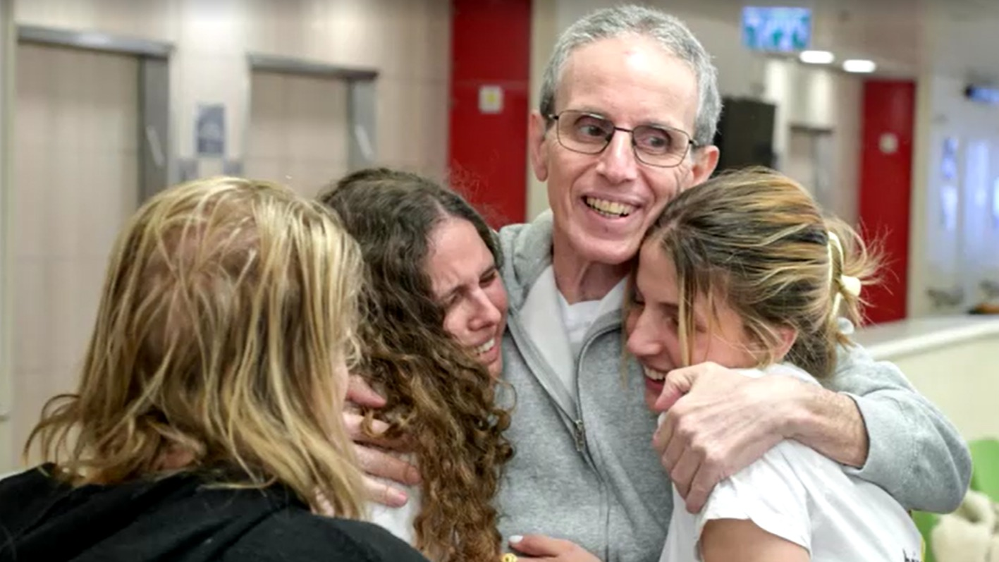 Reféns soltos pelo Hamas reencontram familiares; veja fotos
