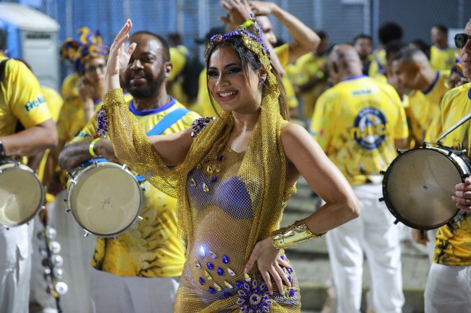Unidos da Tijuca presta apoio a Lexa após morte da filha