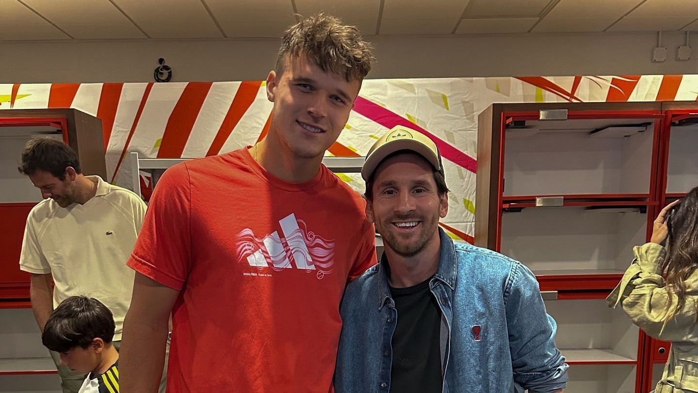 Após conhecer Messi, Mensik tenta derrubar o ídolo Djokovic no Miami Open
