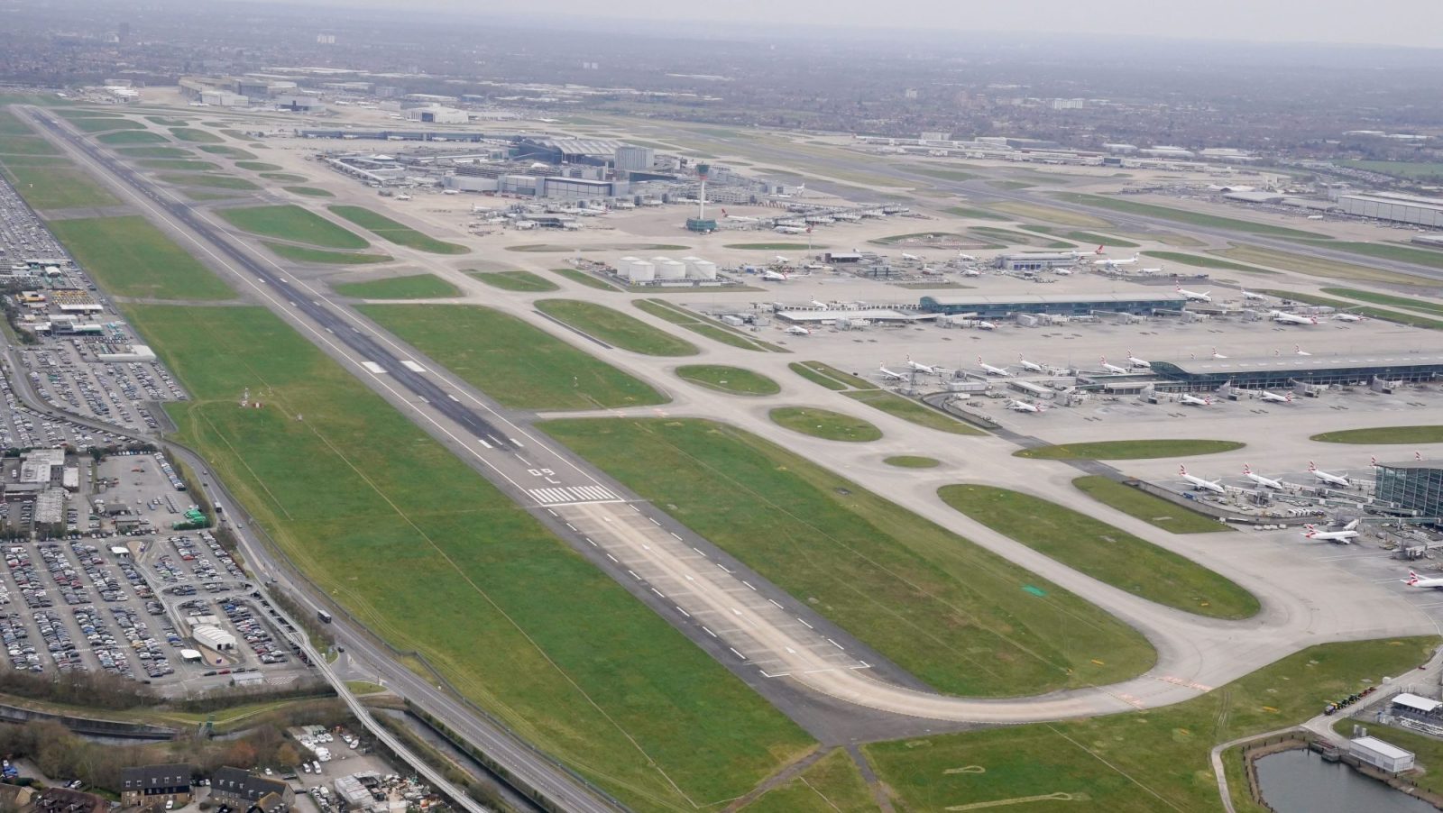 Após incêndio, aeroporto de Heathrow, em Londres, já pode receber voos