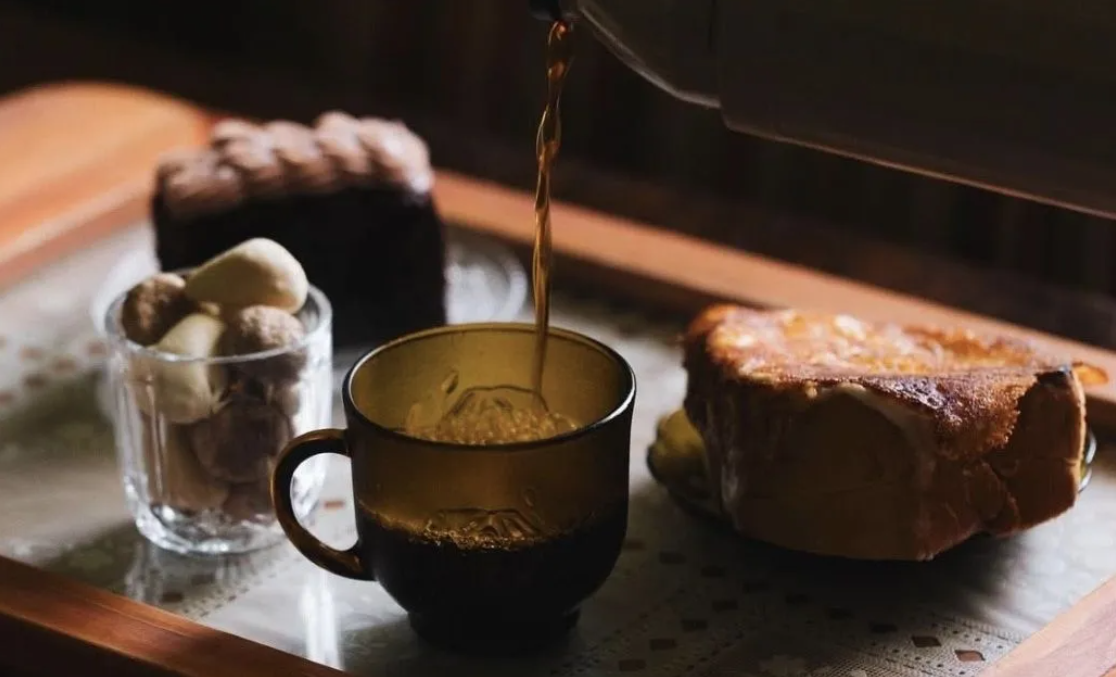 Por que algumas pessoas vão ao banheiro logo após tomar café? Entenda