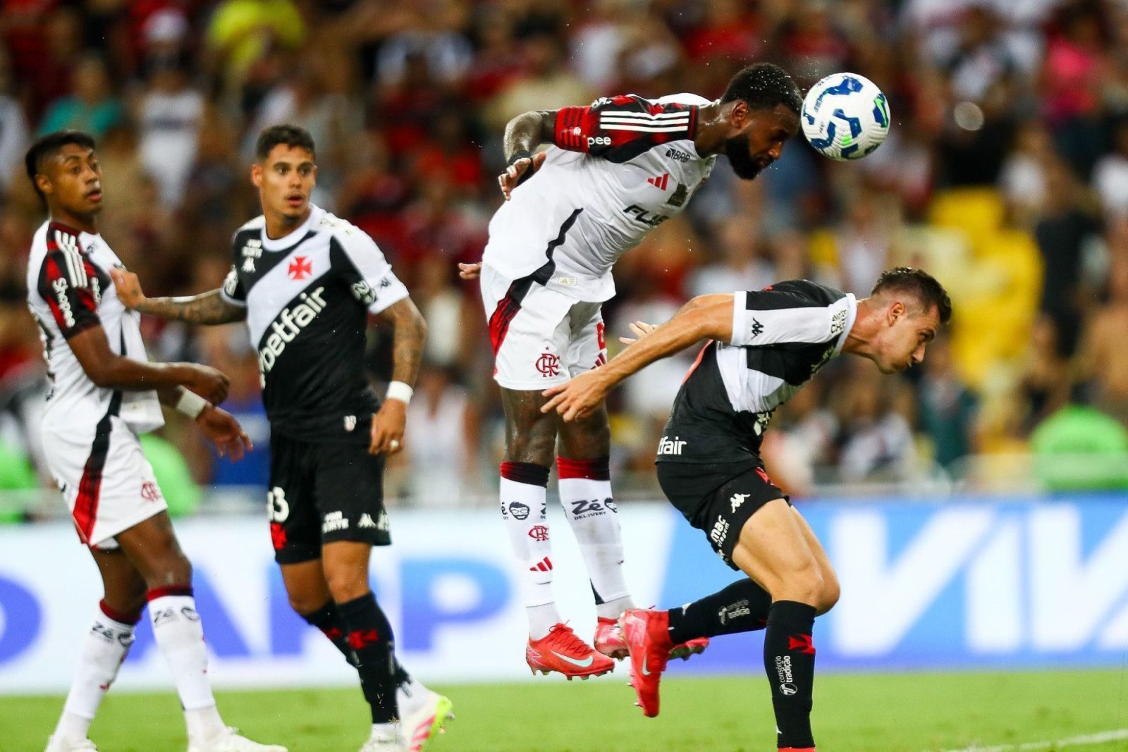 Em noite de Léo Jardim, Vasco e Flamengo empatam pelo Brasileirão