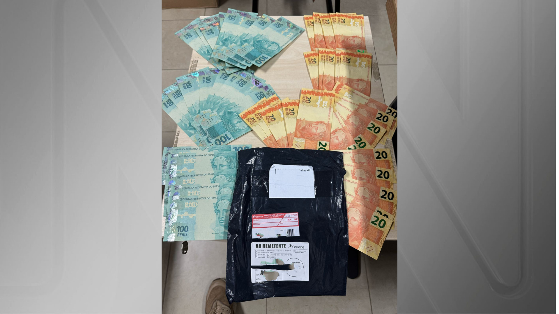 Homem é preso ao receber dinheiro falso pelos Correios
