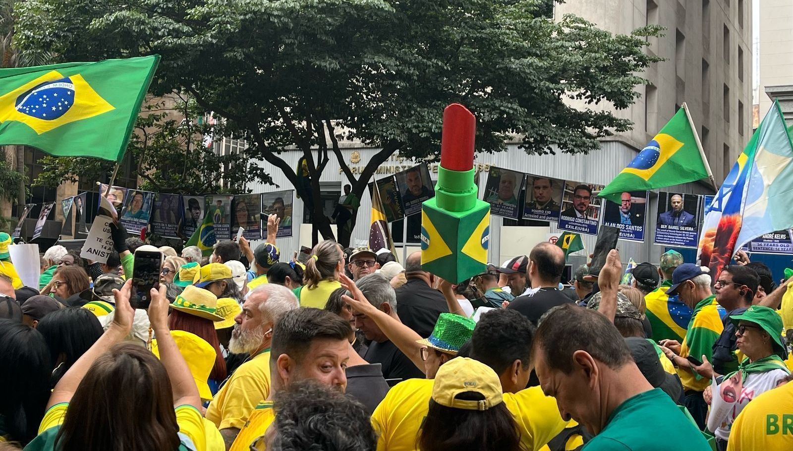Manifestantes pró-Bolsonaro criticam o STF durante ato na Paulista