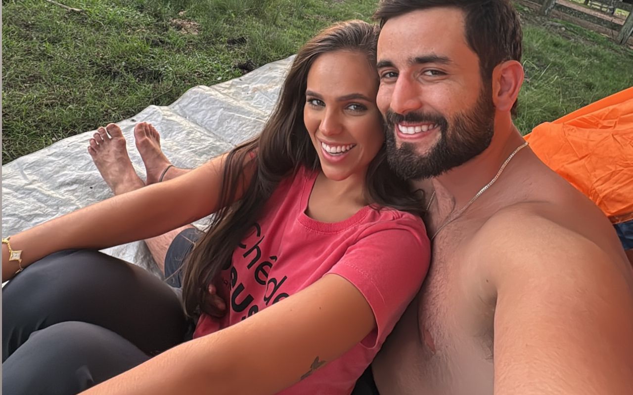 Matteus Amaral acampa com nova namorada e amigos