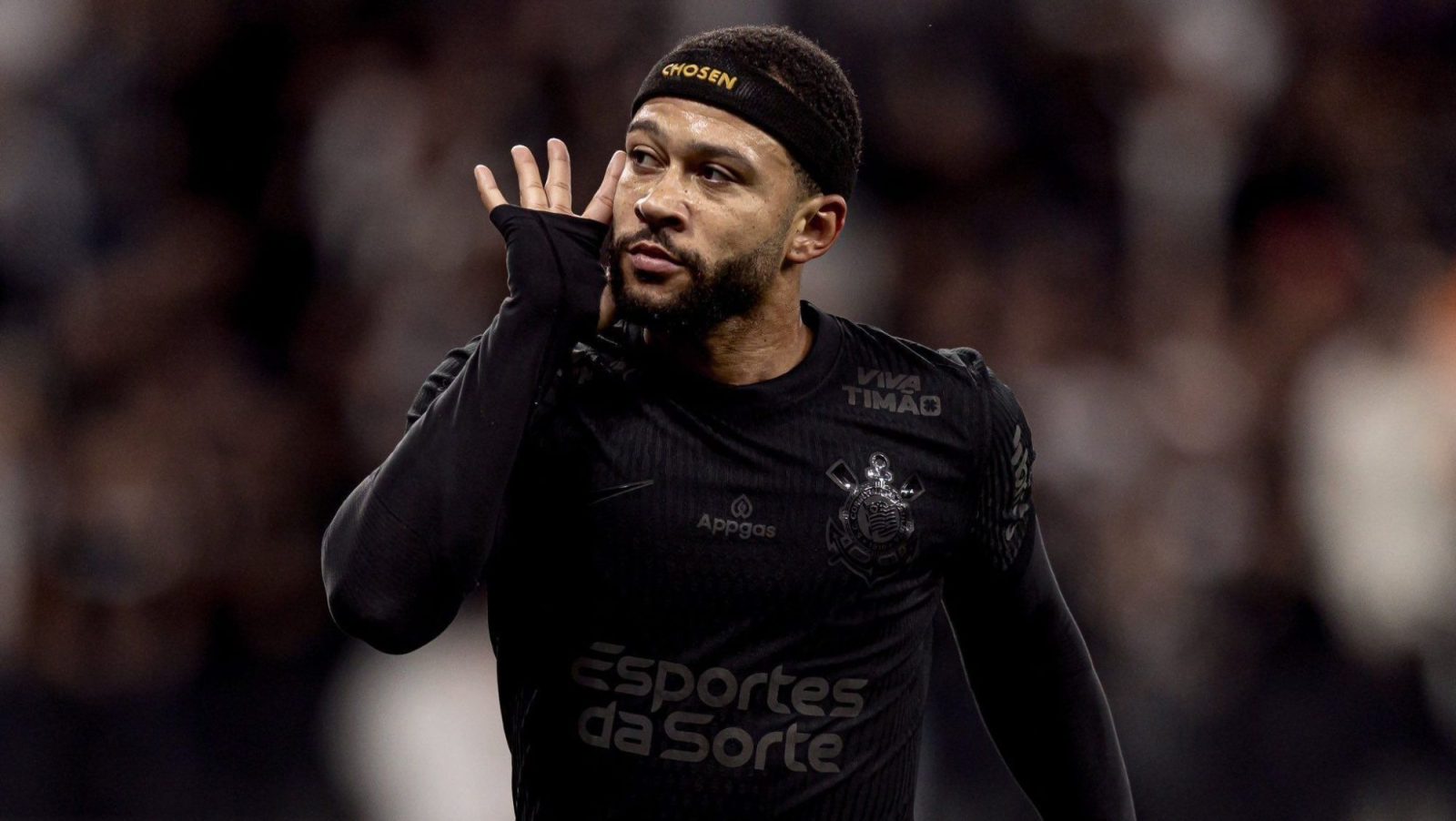 Memphis Depay detona VAR e punição por subir na bola