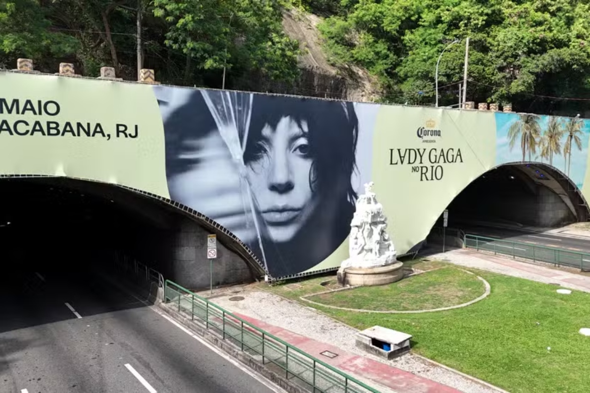Painel gigante de Lady Gaga surpreende cariocas