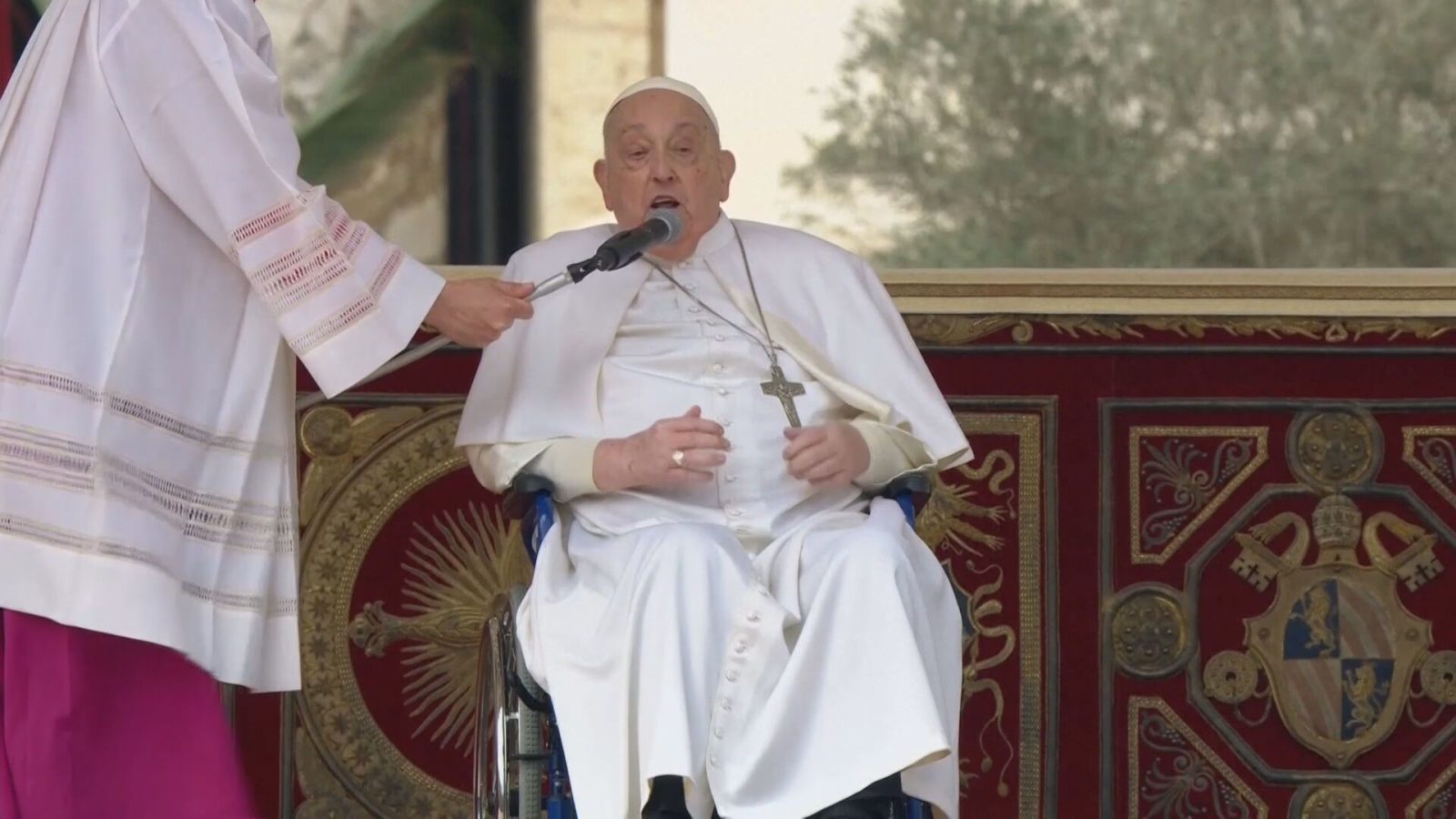 Papa Francisco faz aparição na Praça de São Pedro durante Domingo de Ramos