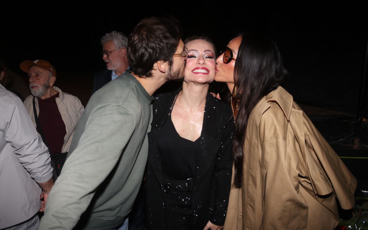 Sabrina e Nicolas prestigiam mãe dele no teatro