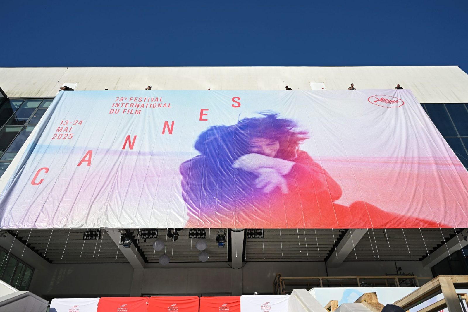 Cannes se prepara para festival de cinema e exibe pôster gigante
