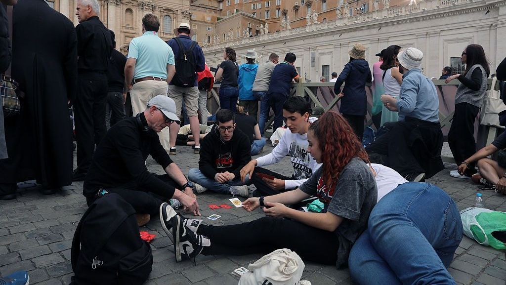 Cartas e descanso: como fiéis esperam por resultado do conclave no Vaticano