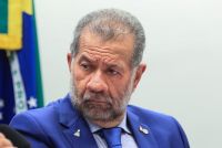Dino rejeita alegação de imunidade parlamentar e manda Sóstenes se explicar