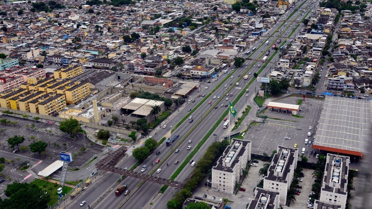 Homens são baleados na Avenida Brasil, na zona norte do Rio