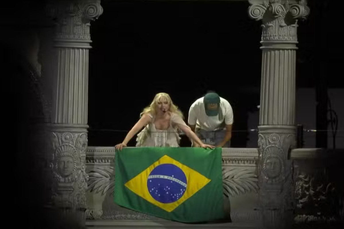 Lady Gaga chora, se emociona e homenageia fãs brasileiros