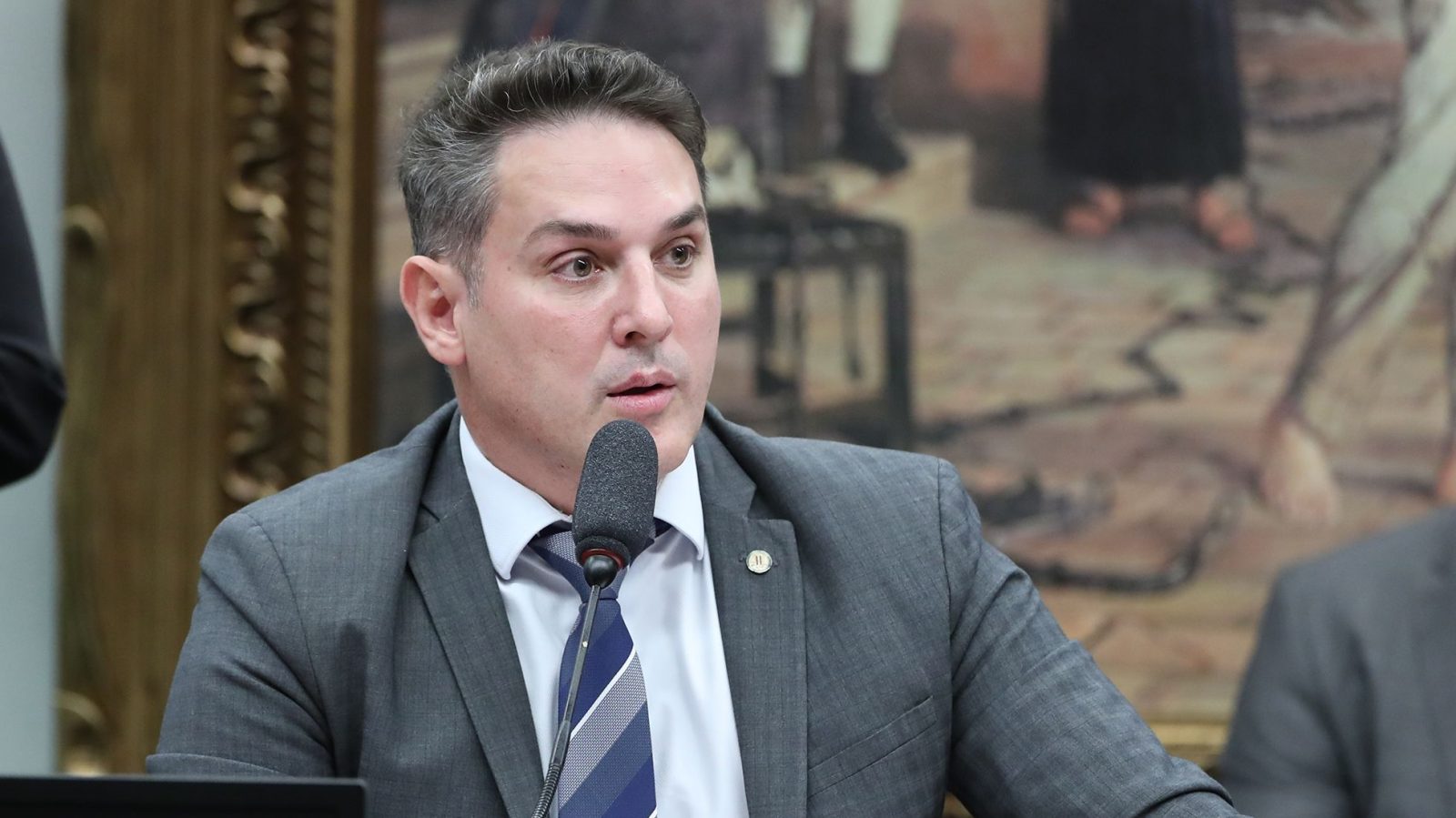 Líder da oposição na Câmara aciona PGR contra Lupi por “omissão dolosa“