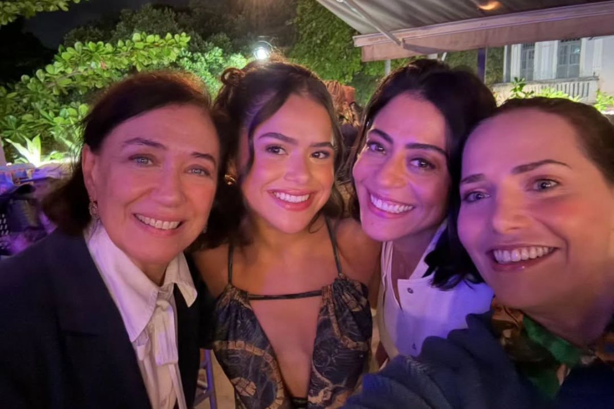 Maisa comemora aniversário com elenco de ‘Garota do Momento’