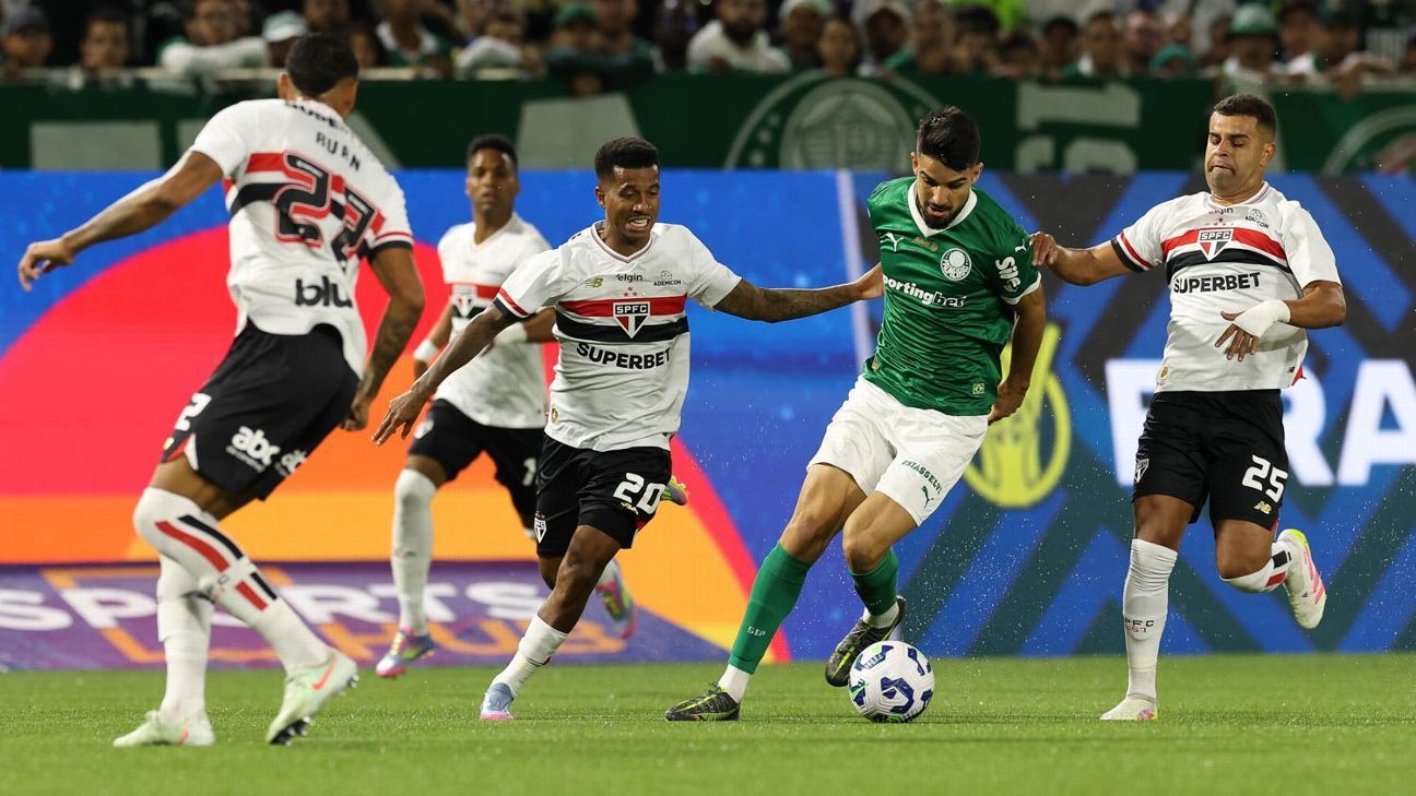 Palmeiras faz com Vitor Roque nos acréscimos, tira invencibilidade do São Paulo e retoma liderança do Brasileirão