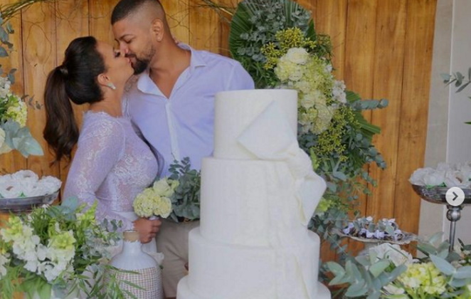 Viviane Araujo comemora aniversário de casamento