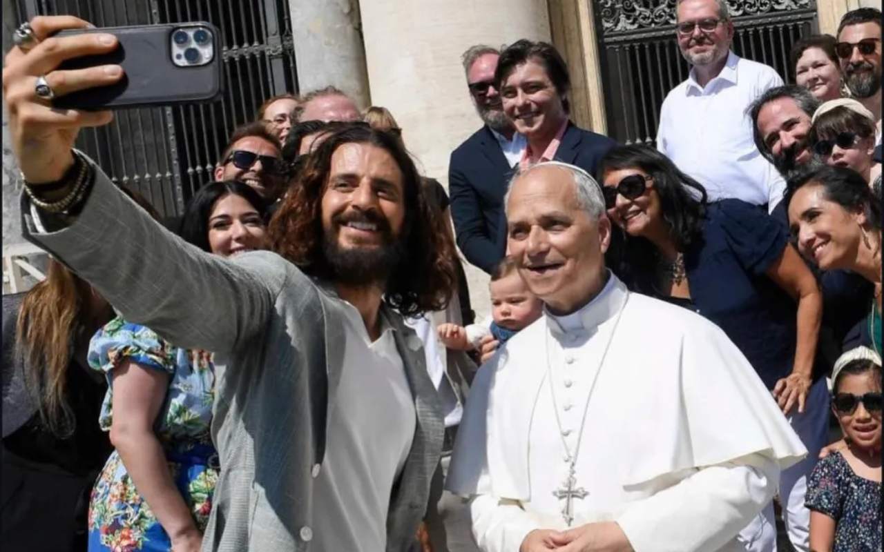 Jonathan Roumie encontra Papa Leão XIV no Vaticano e chora
