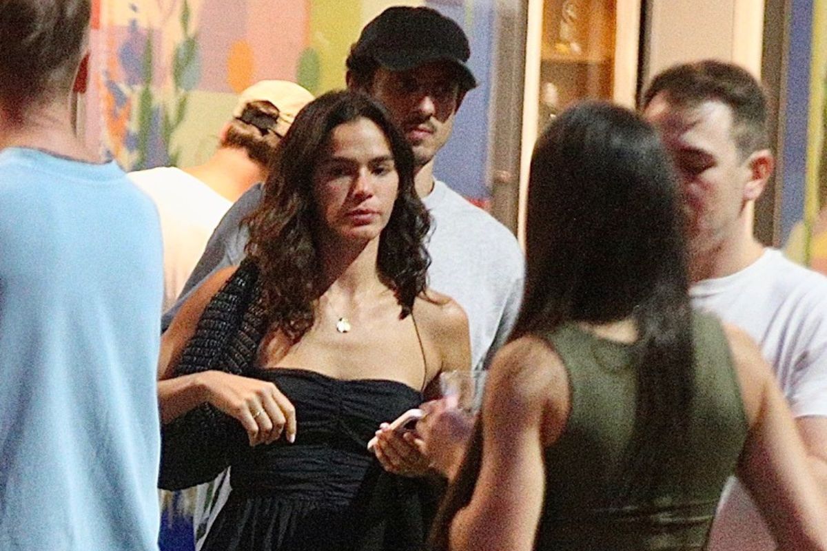 Bruna Marquezine deixa restaurante acompanhada no Rio